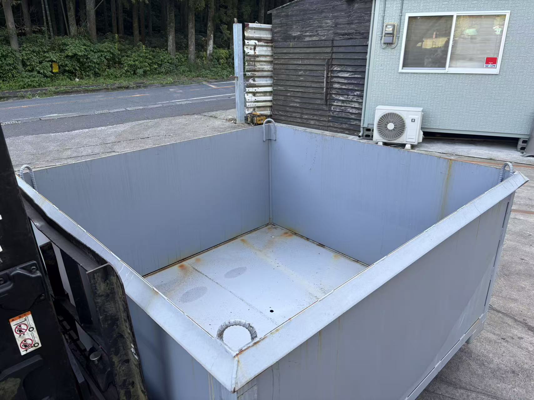 コンテナーの開口部から見た内側の側板と底板