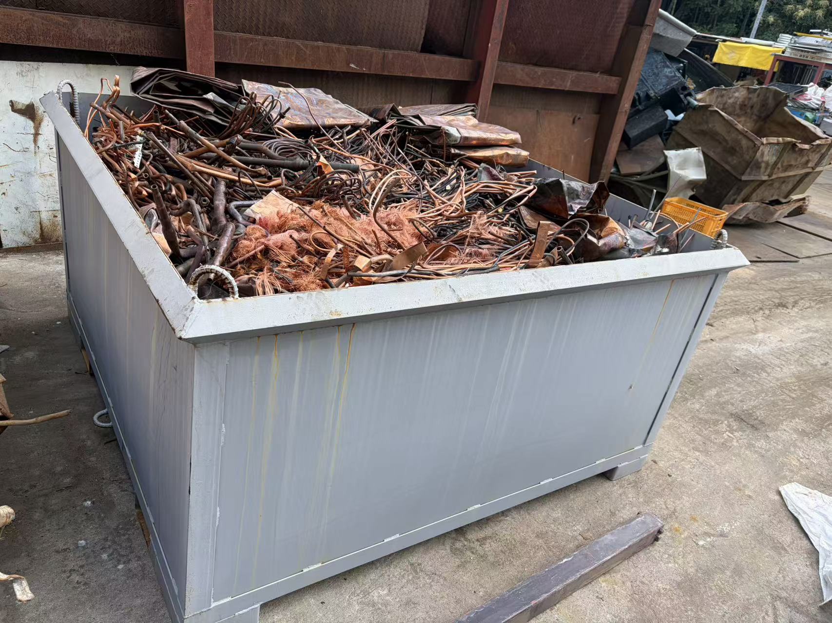 銅線や銅管などの金属スクラップを入れたコンテナー